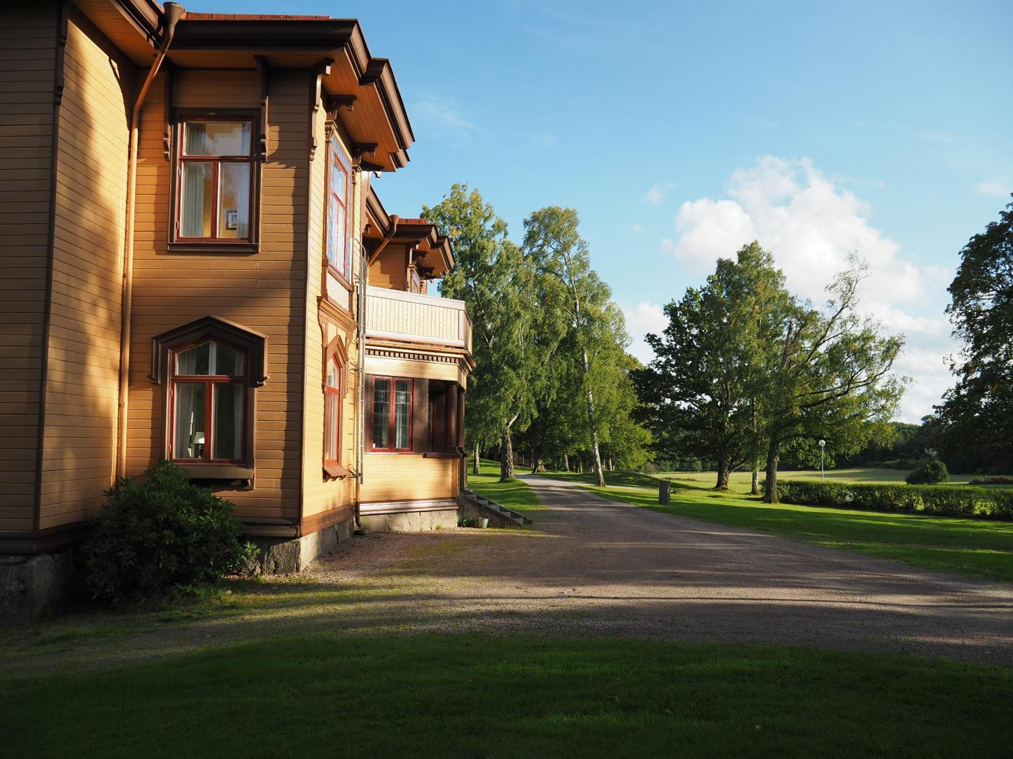 Гостевой дом Naeaes Slott Floda  Экстерьер фото